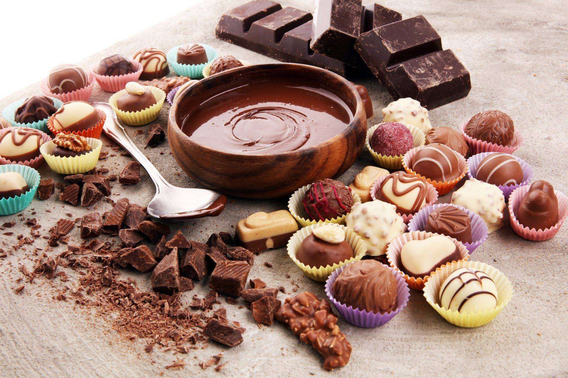 Можно конфет. Шоколад пралине. Конфеты шоколад. Шоколадные конфеты пралине. Сладости из шоколада.