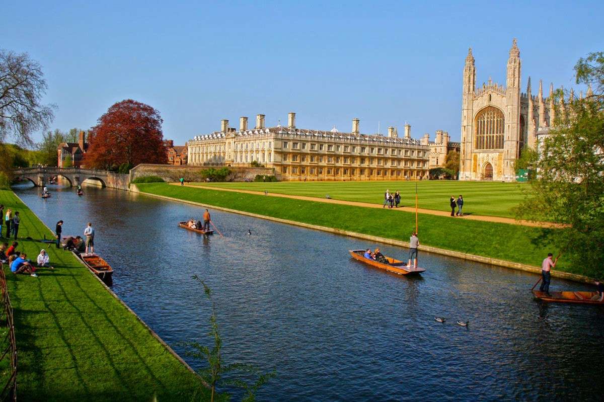 Cambridge university. Кембриджский университет. Англия университеты Кембрижд. Дворец Лондон Кембридж. Кембридж в 1209 году.