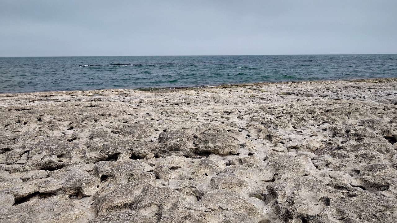 Каспийское море замкнутый водоем. Обмеление Каспийского моря 2023. Каспийское море Актау. Актау Каспий море. Обмеление Каспийского моря.